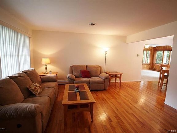 5th image of 1033 Edgebrook Dr E