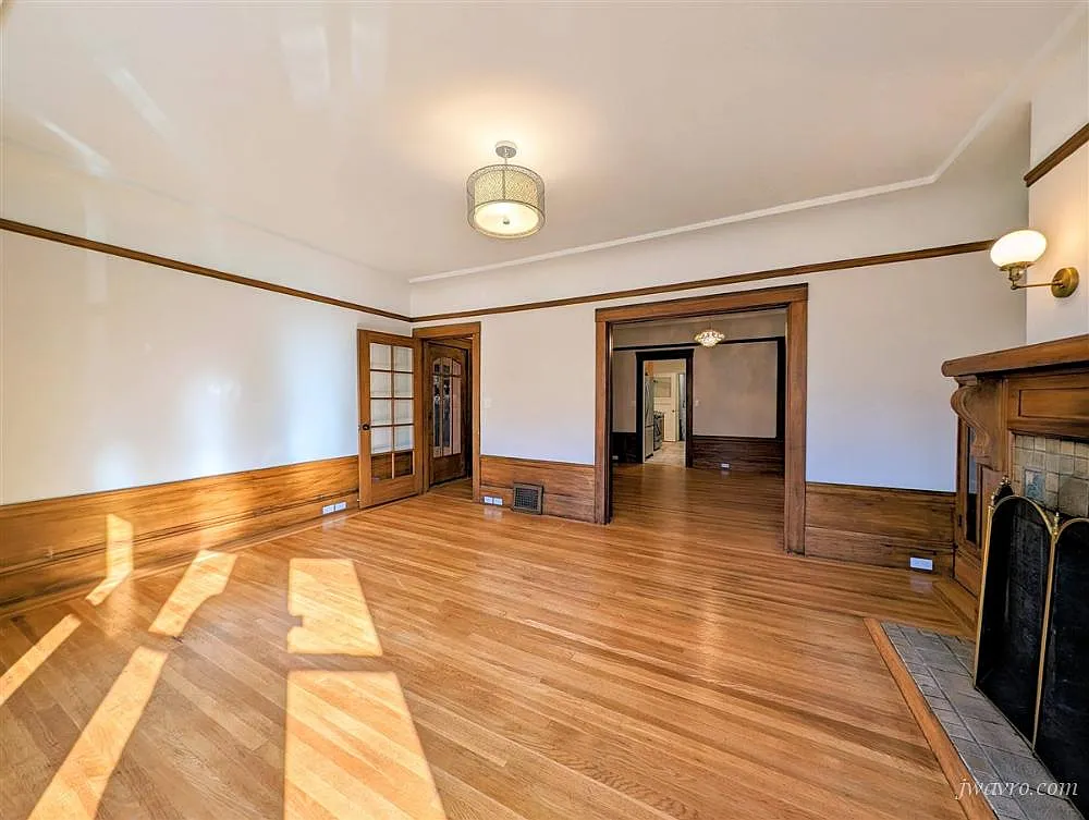 Condo quality Edwardian flat! — Photo 3