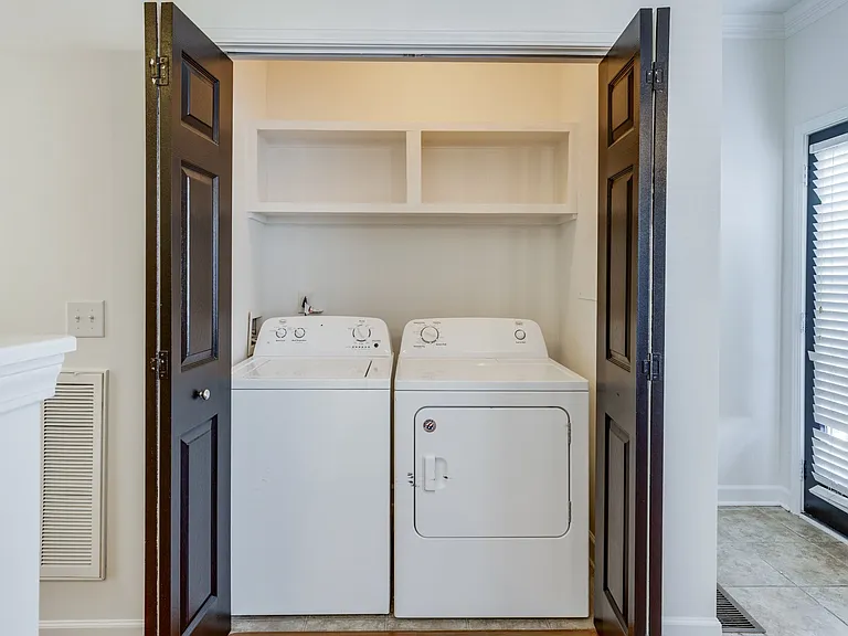 1002 McKenna Dr — Photo 20