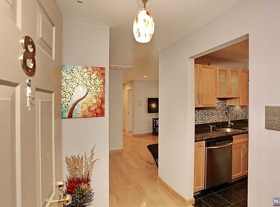 4th image of 8 Colonial Village Dr