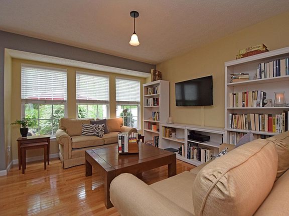 3rd image of 7248 Mariemont Cres
