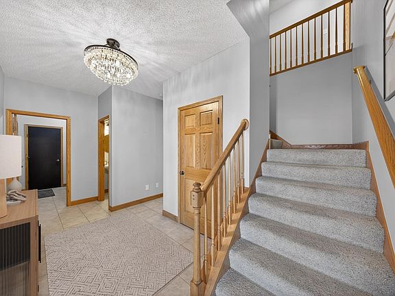 3rd image of 968 Southern View Ln SW