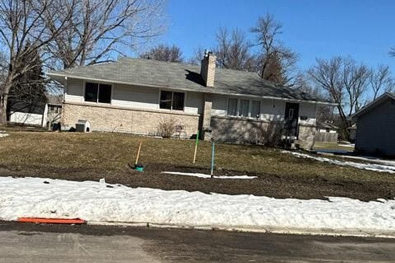 1st image of 609 Vine Ave W
