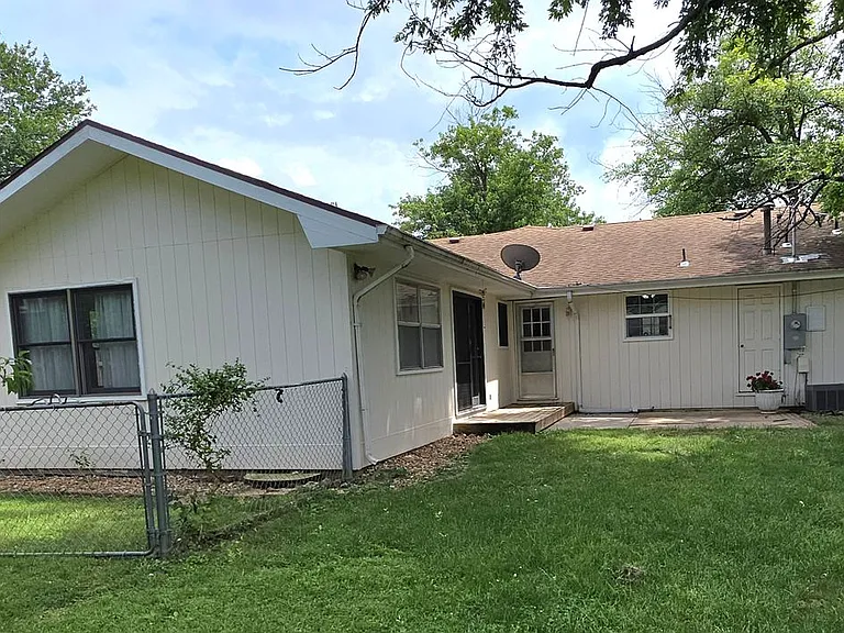 1635 E Hanover St — Photo 2