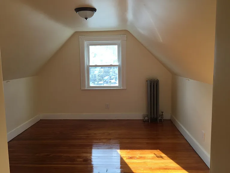136 Brooks St — Photo 16