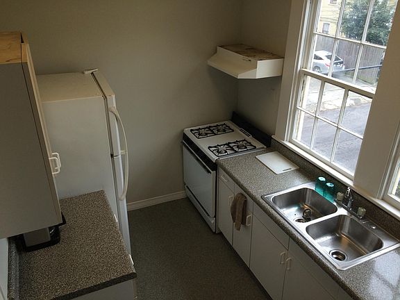3rd image of 2011 Camp St #B