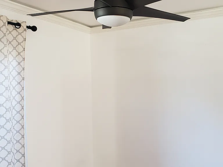 Ceiling fans. No airconditioning units, they are generally not needed