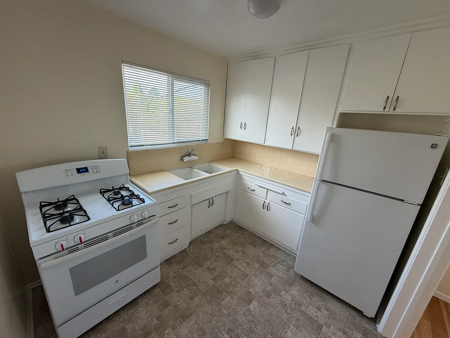 Large Studio Apartment — Photo 1