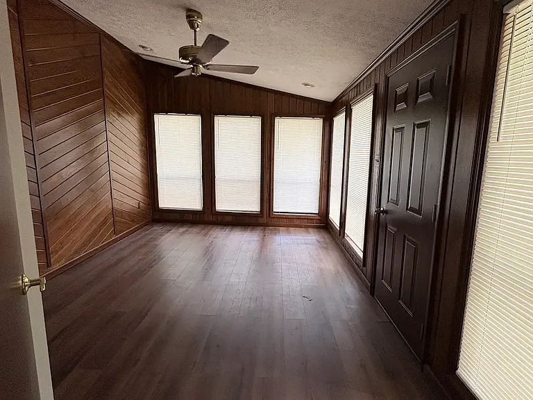 102 Greenwood Ln — Photo 8