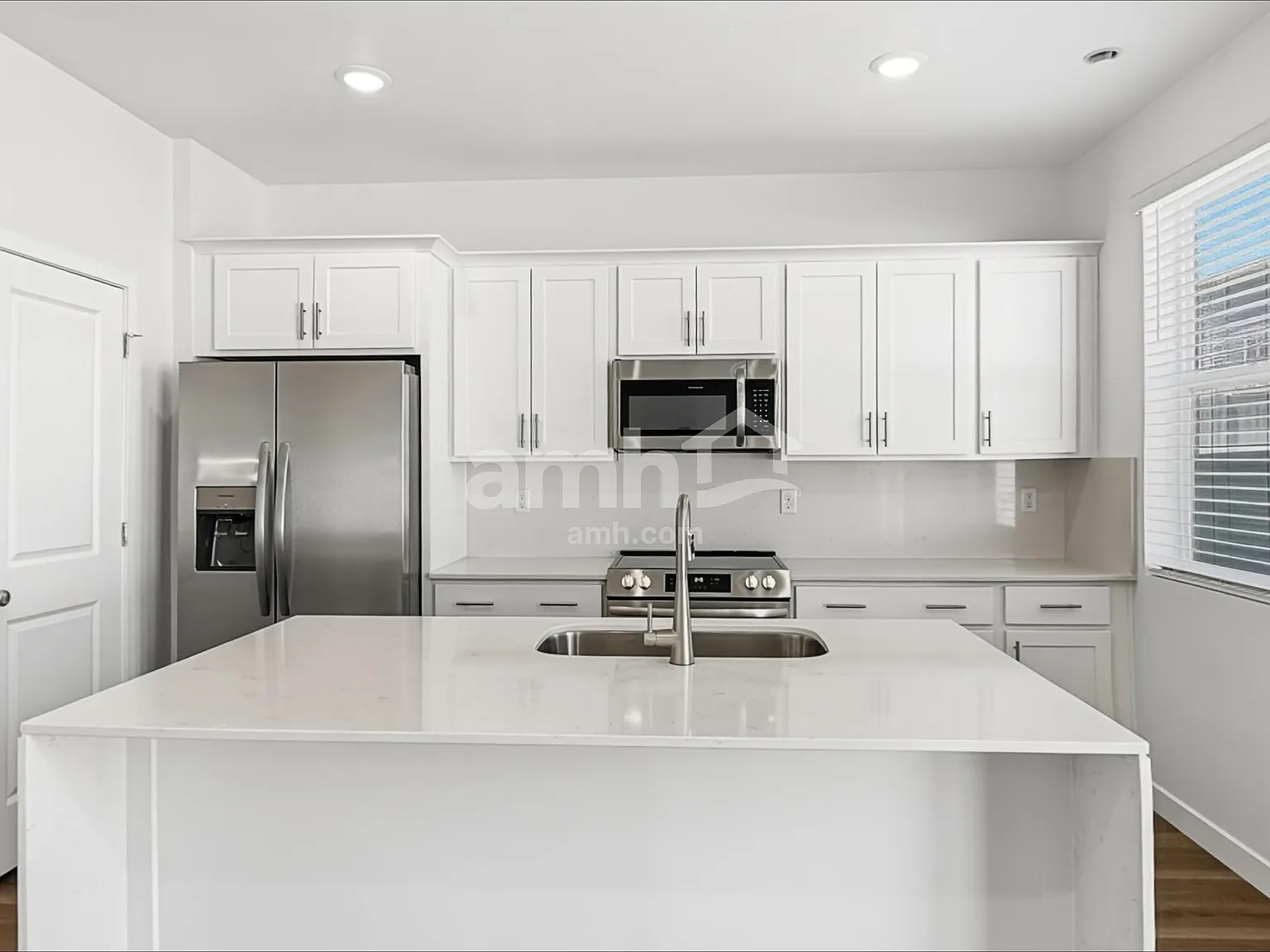5 bed, 3.5 bath, 2385 sqft, $2,670 — Photo 3
