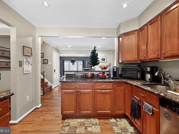 3rd image of 5868 Langton Dr
