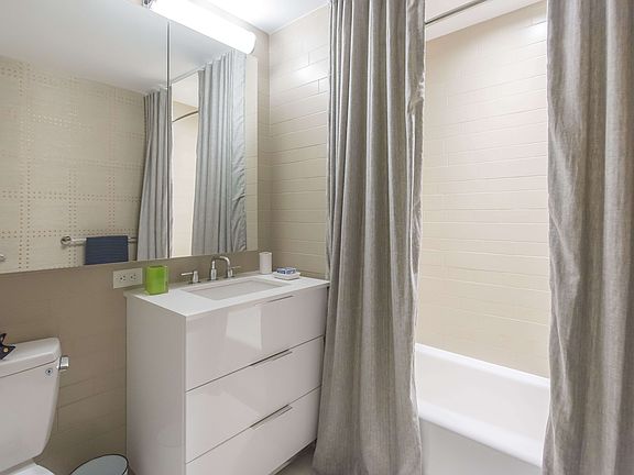 4th image of 535 W 43rd St APT N4o