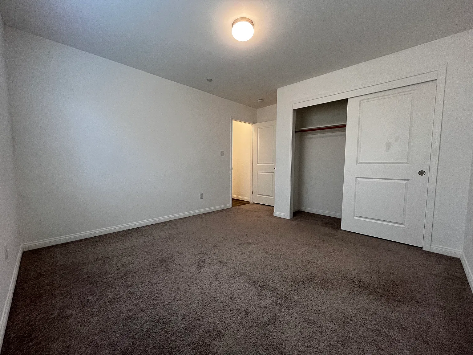 5 bed, 2406 sqft, $675 — Photo 3