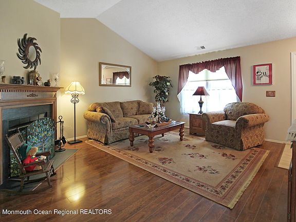 4th image of 530 Petunia Lane N