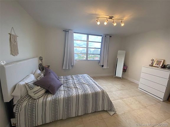 4th image of 2841 NE 163rd St APT 909