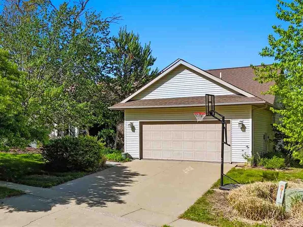 205 E Dovetail Dr, Coralville, IA 52241