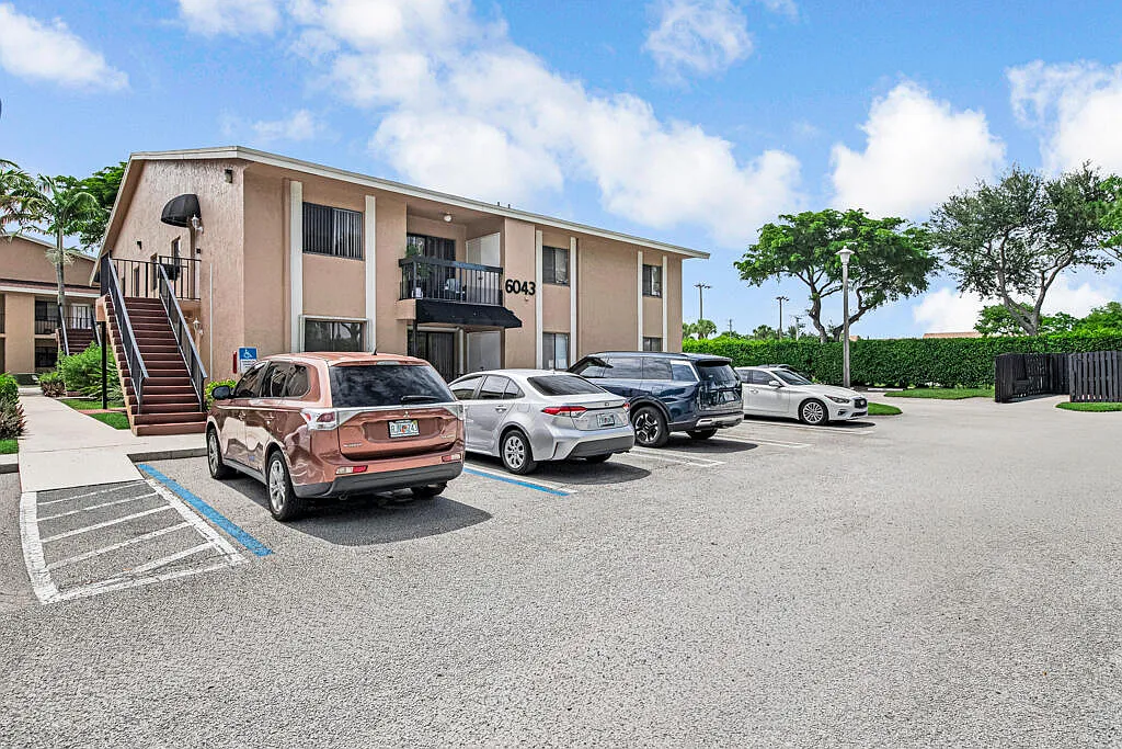 2 bed, 2.0 bath, 855 sqft, $2,100 — Photo 3