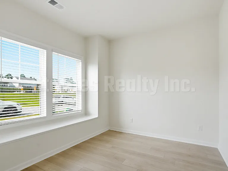 808 Pullman Loop — Photo 7