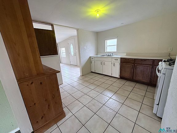 5th image of 609 N East St