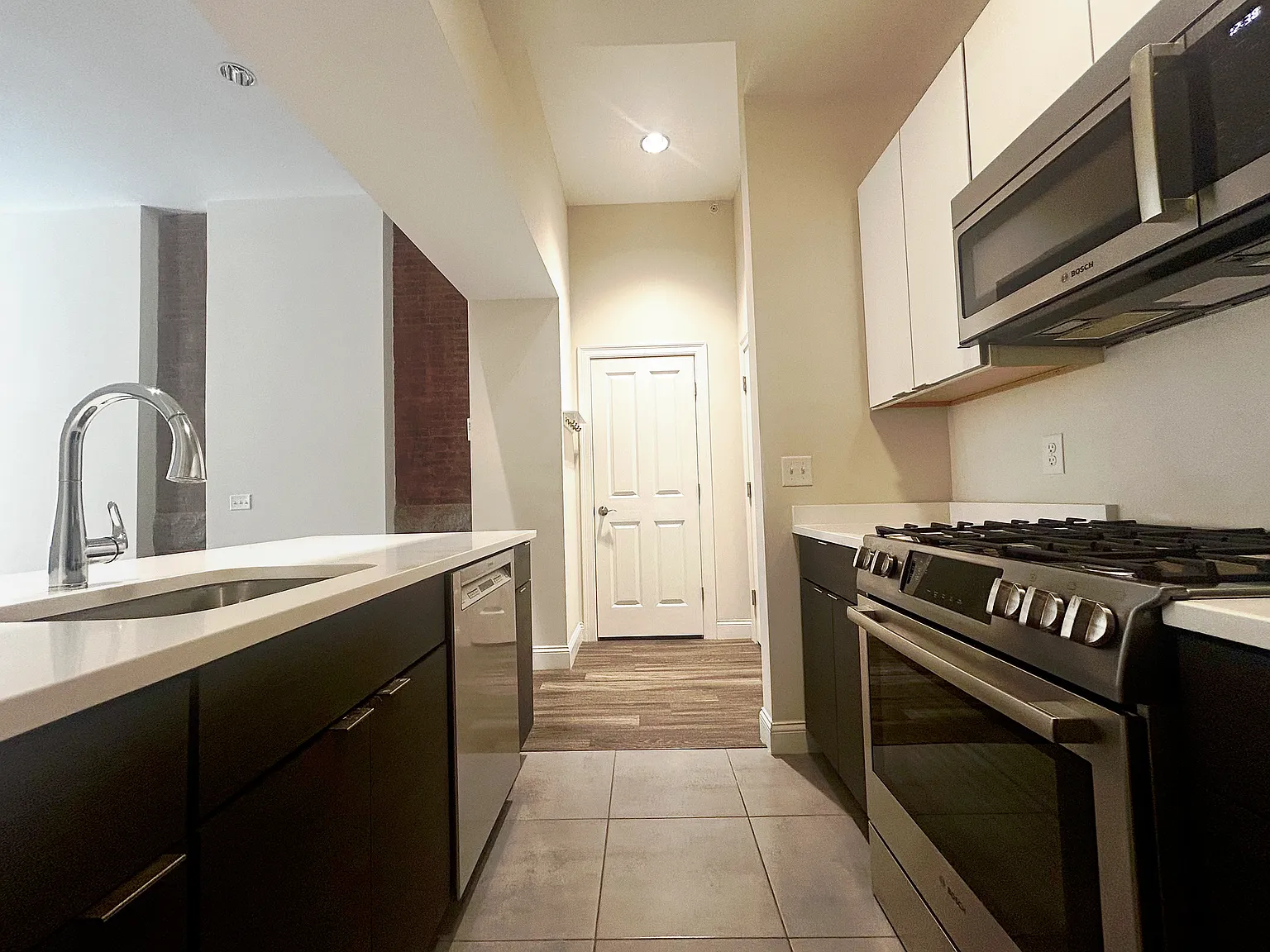 1 bed, 940 sqft, $2,300 — Photo 4