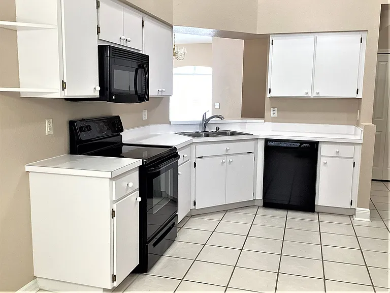 25008 Hyde Park Blvd — Photo 2