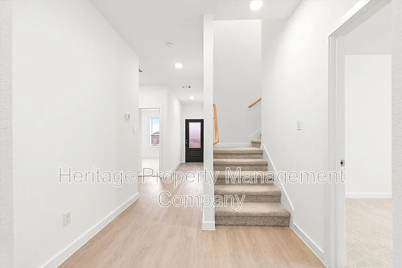 4 bed, 3.0 bath, 2378 sqft, $2,375 — Photo 4