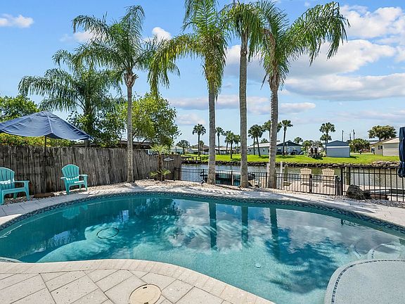 3rd image of 302 Palm Cir