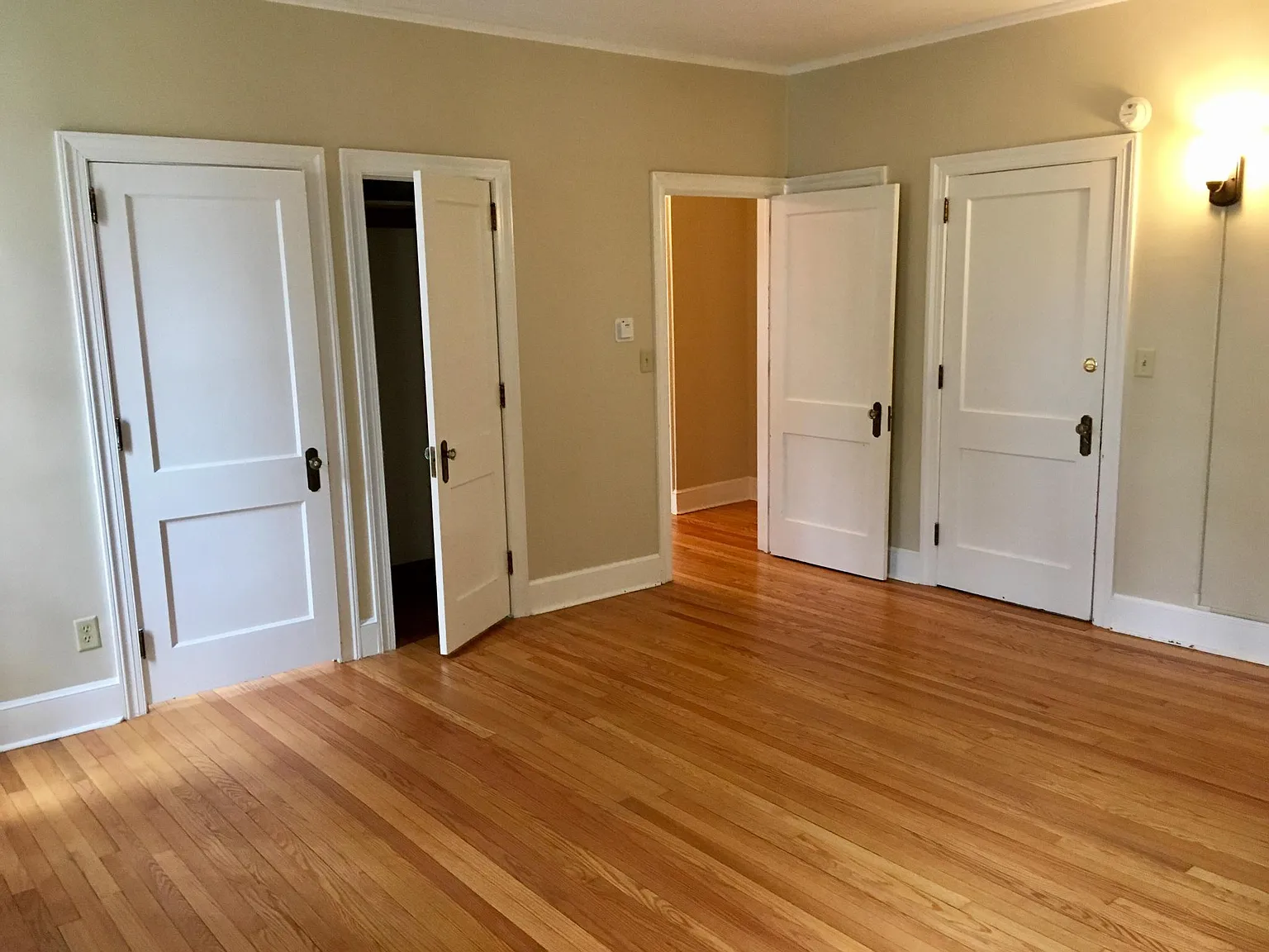 419 W Bloomfield St — Photo 2