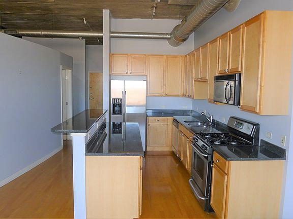 5th image of 1033 W 14th Pl Unit 322