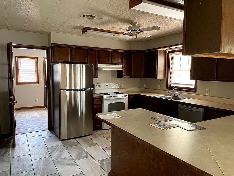 120 E Avenue F — Photo 19