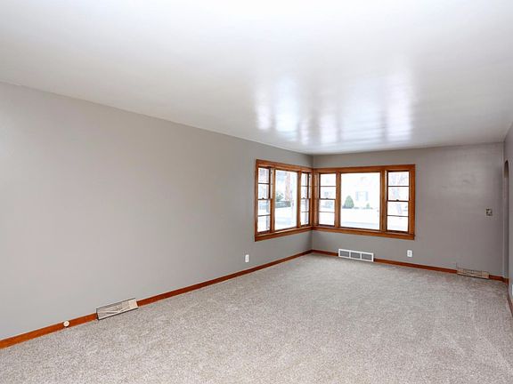 3rd image of 54 Stoneleigh Ave