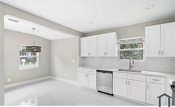 1045 E 24th St — Photo 24
