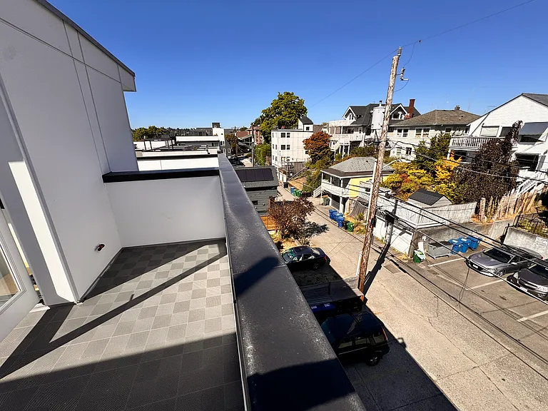 2344 Franklin Ave E — Photo 66