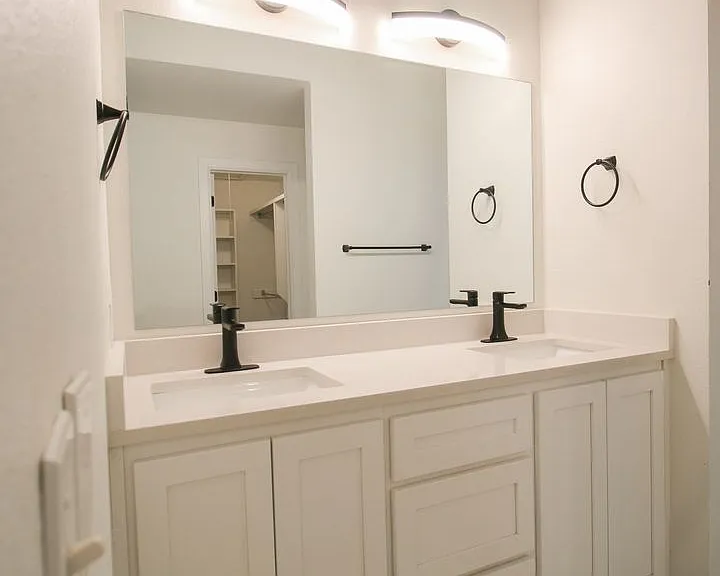 1225 S Lawton Ave — Photo 17