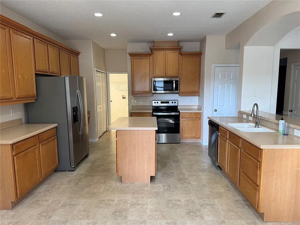5 bed, 3.0 bath, 3434 sqft, $2,900 — Photo 3