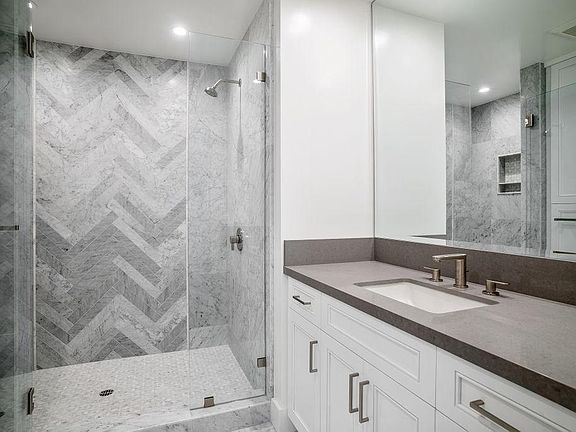 5th image of 424 20th St #1/2