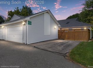 9500 Marina Ct, White Lake, MI 48386