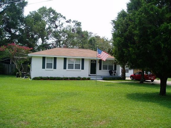 2nd image of 226 Greenbrier Cir