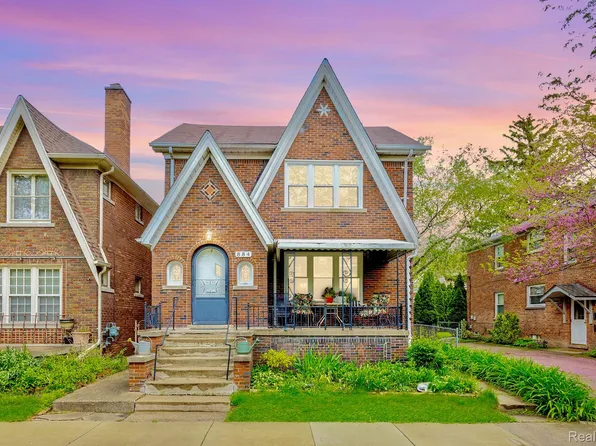 884 Beaconsfield Ave, Grosse Pointe Park, MI 48230
