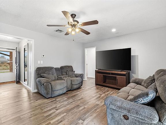 5th image of 1502 S Miles Ave