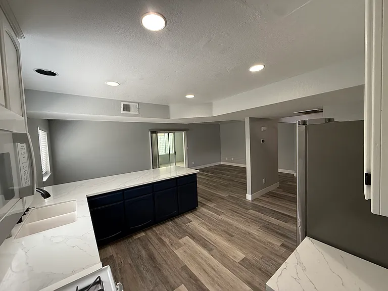 907 Elm St — Photo 18