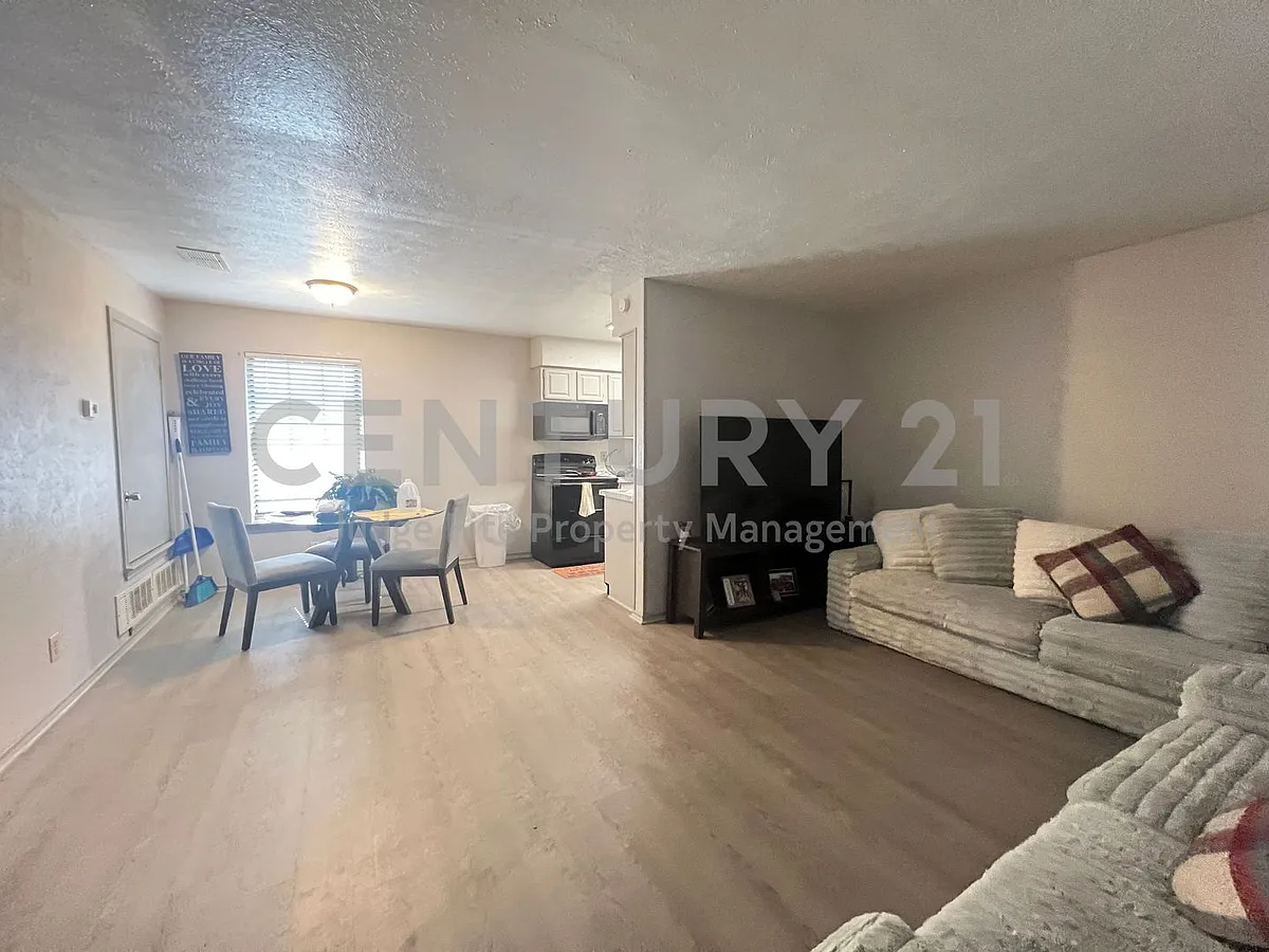 Building Photo - 1108 N Elm St #6
