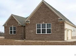 11800 Moose Ridge Dr, South Lyon, MI 48178