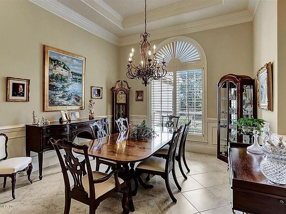 5th image of 120 Surrey Ln
