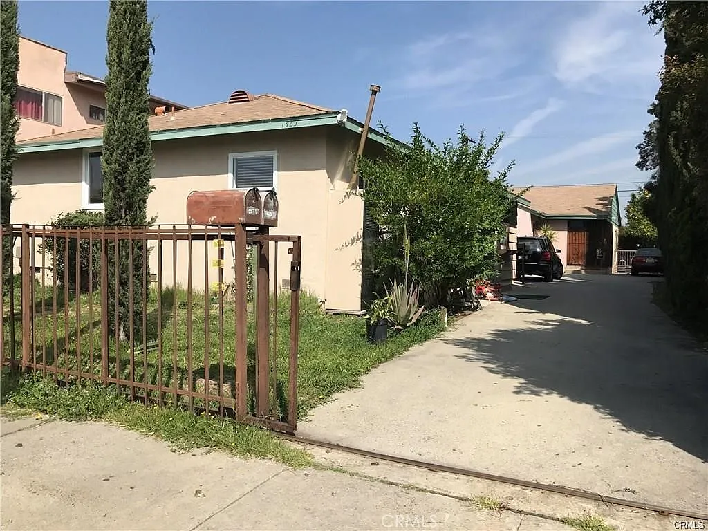 3 bed, 1026 sqft, $2,800 — Photo 1