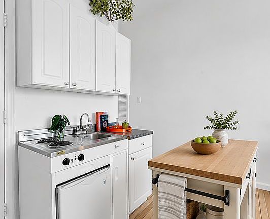 5th image of 140 W 69th St APT 106C