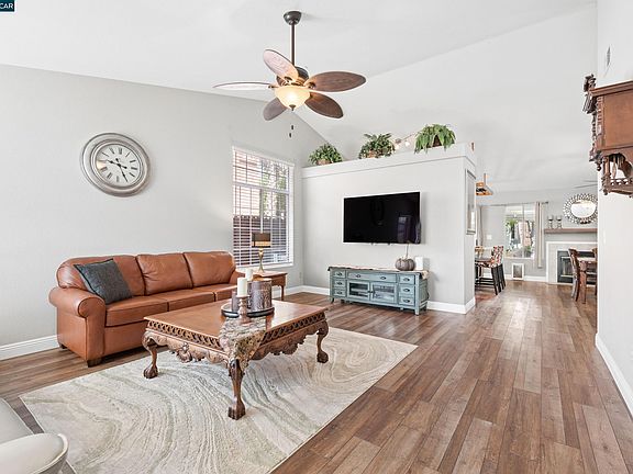 3rd image of 813 Topaz Cir