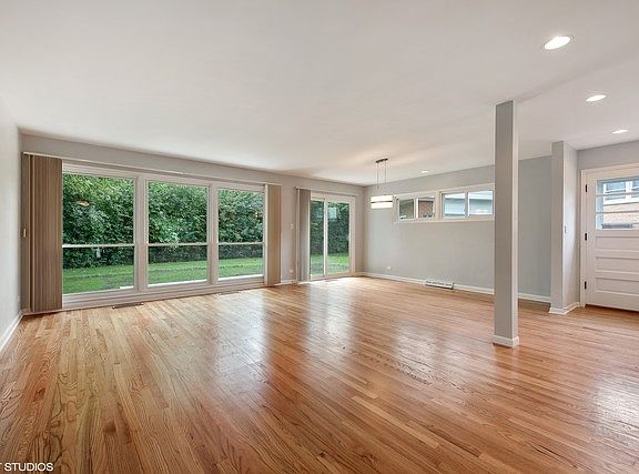 2nd image of 417 Wilshire Dr W