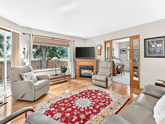 4th image of 2821 N Botterill Cres #37-RED