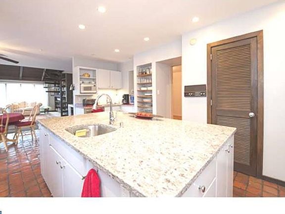 2nd image of 5 Woodbrook Cir